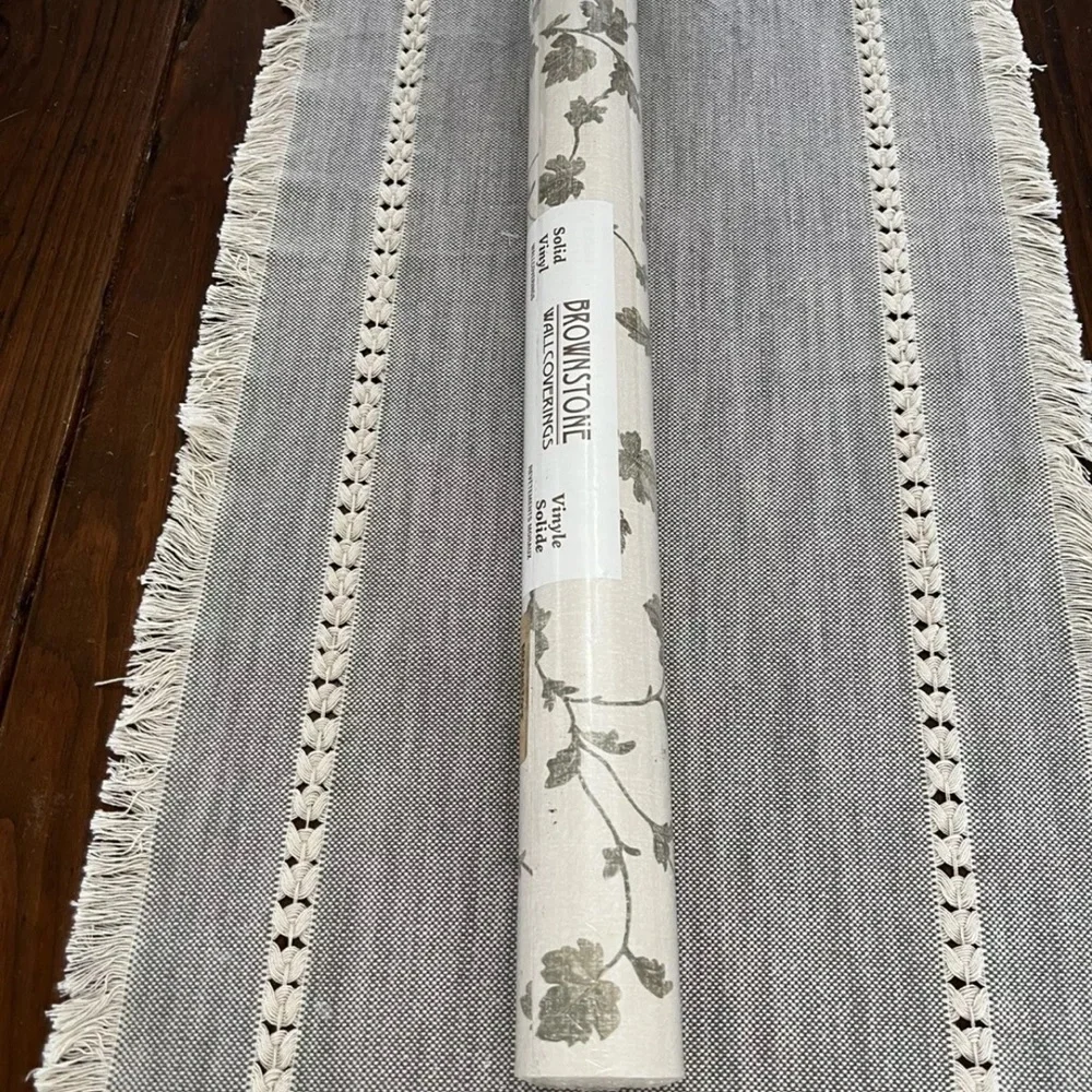 Brownstone Wall Coverings 1 Bolt Pattern Modele BG205672 Beige With Green Vine